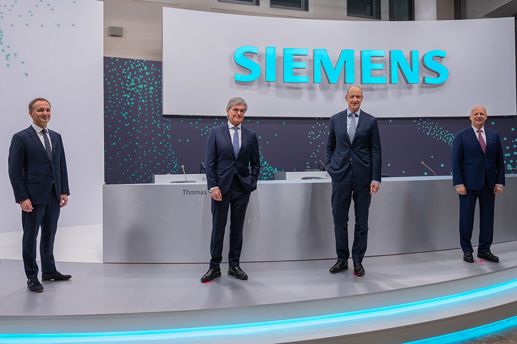Zu Beginn der 55. Hauptversammlung der Siemens AG am 03. Februar 2021 im Headquarters in München: Jim Hagemann Snabe, Aufsichtsratsvorsitzender der Siemens AG; Joe Kaeser, Vorstandsvorsitzender der Siemens AG; Roland Busch, designierter Vorstandsvorsitzender der Siemens AG; Ralf Thomas, Finanzvorstand der Siemens AG (von links nach rechts)
