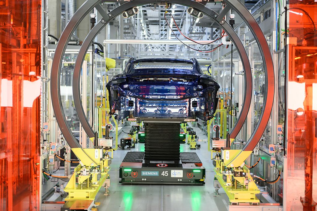 Für größtmögliche Flexibilität in der Fertigung bringen fahrerlose Transportsysteme die Karosserien von einer zur nächsten Arbeitsstation.