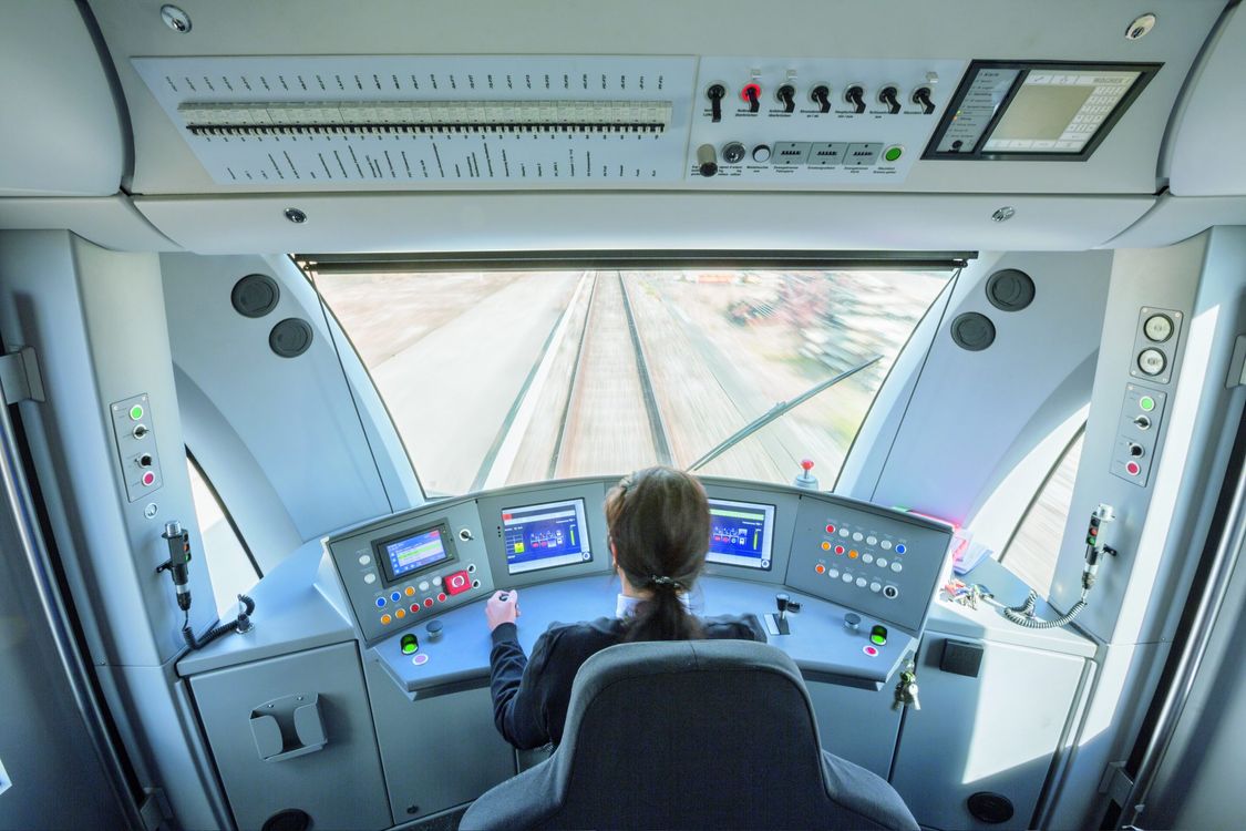 Blick in eine moderne Zugsführerstandskabine
