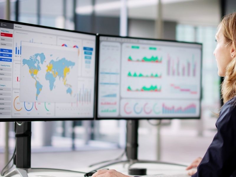 Лице, анализиращо данни на големи монитори