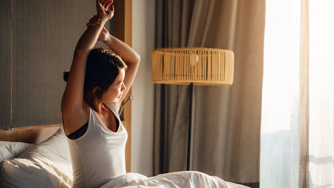 Frau im Schlafzimmer mit Human Centric Lighting