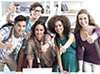 Studentinnen und Studenten blicken mit erhobenem Daumen motivierend in die Kamera Studentinnen und Studenten blicken mit erhobenem Daumen motivierend in die Kamera