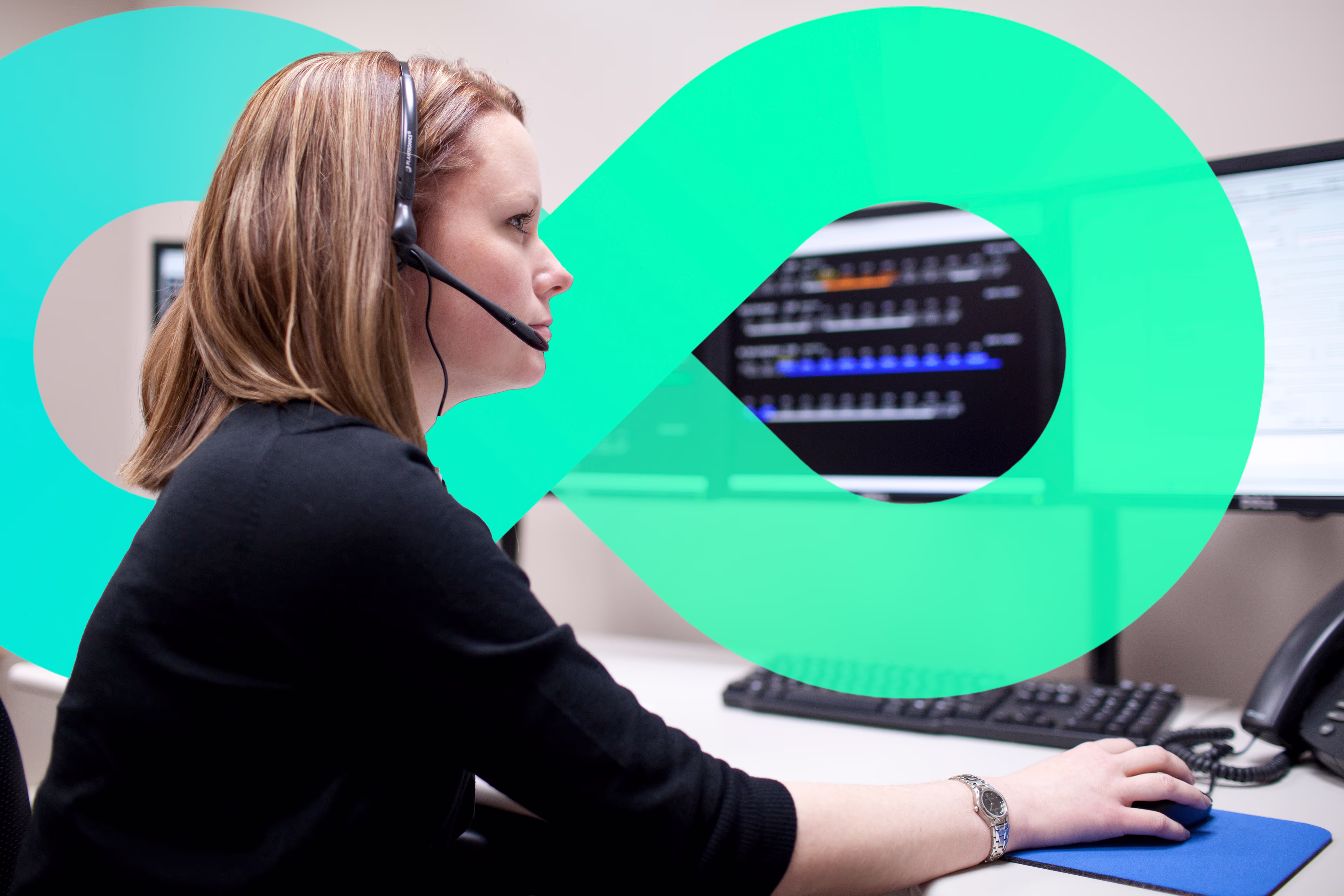 Women at desk Siemens Mobility Dispatch
