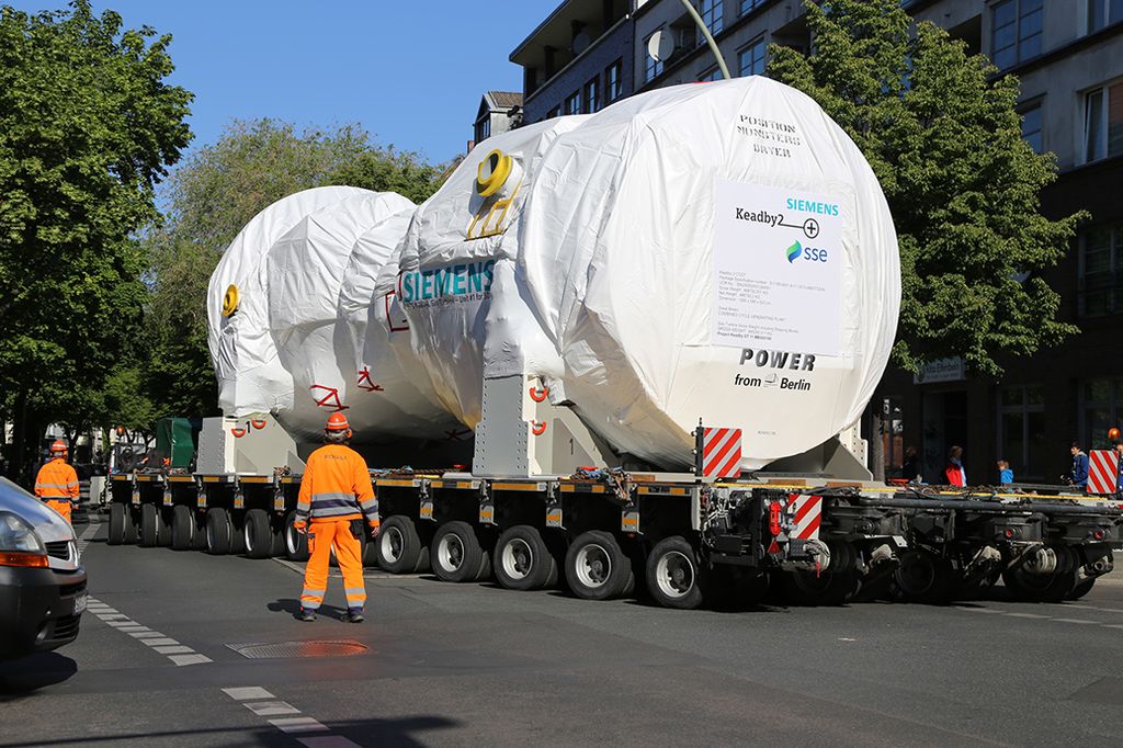 Siemens transports its most powerful and efficient gas turbine