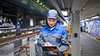 Ein Siemens Mobility Service-Mitarbeiter sieht auf sein Tablet während Service-Arbeiten an einer Metro in Bangkok durchführt.