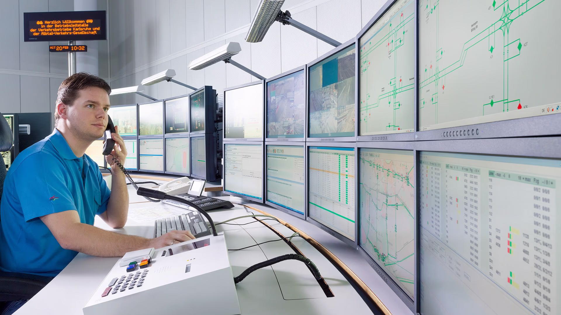 Ein Experte prüft den Betriebsstatus eines Bahnsystems SCADA