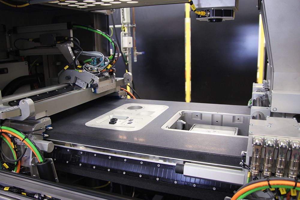 3D-printmaskinen DM P2500 printar upp till 100 cm³/h. Varje gång ett lager metallpulver läggs ut med bläckstråleskrivaren sjunker bordet 42 µm inför nästa lagerpåfyllning.