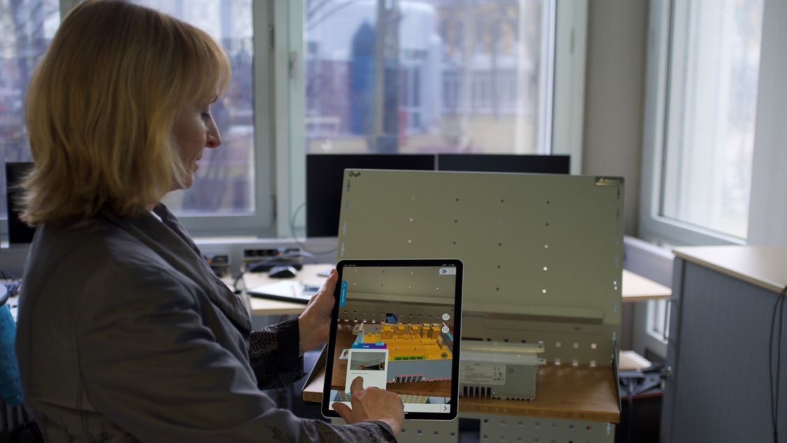Anja Simon demonstriert Augmented Reality auf dem Tablet
