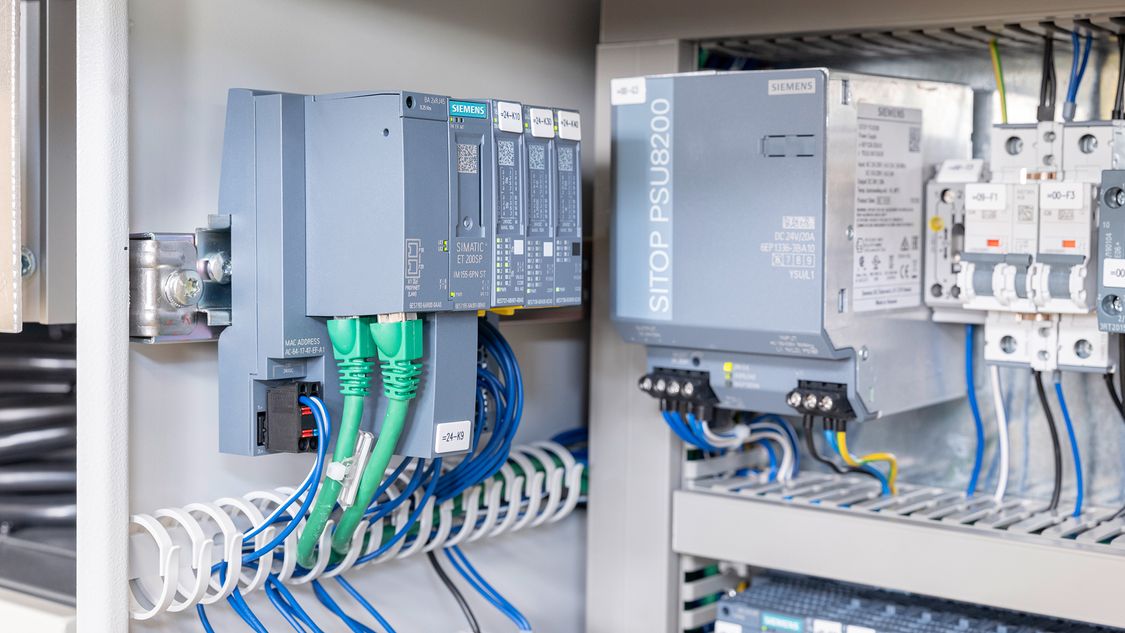 Control cabinet with Siemens components