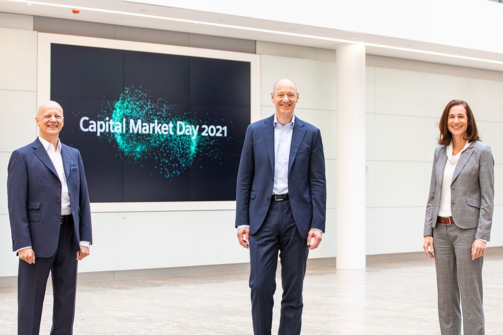 Before Capital Market Day on June 24, 2021: Roland Busch (r.), Siemens President and CEO, and Ralf P. Thomas, Chief Financial Officer, at Siemens headquarters in Munich.