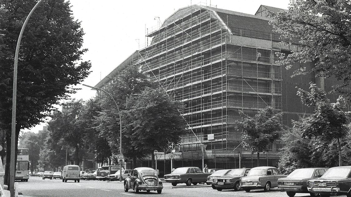 In 1978, the gable façade was refurbished and its original color scheme restored: KWU’s removal of the AEG company logo designed by Peter Behrens and the word “Turbinenfabrik” was a source of heated debate among architects and monument preservationists