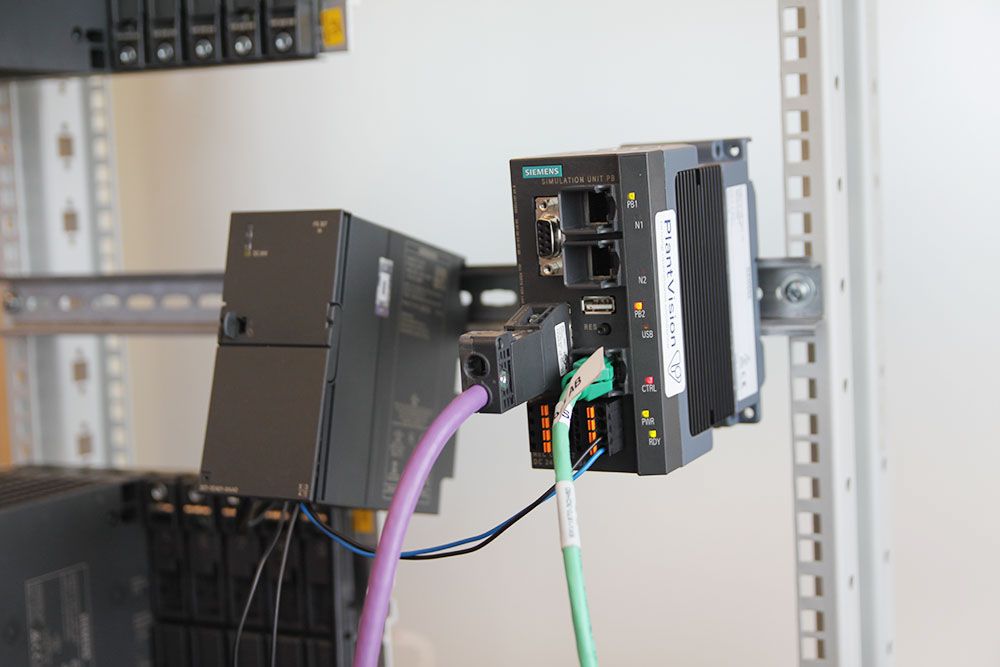 Simit Unit är en smart modul som kopplas på fältbussen och låtsas vara utrustning (I/O-noder, frekvensomriktare, motorstartare m.m.) och ”lurar” styrsystemet att denna utrustning finns på plats. I detta fall används den riktiga cpu:n (s.k. Hardware-in-the-loop) och då kan man också felansätta hårdvara. Hur beter sig systemet om man rycker ett I/O-kort, hur ser det ut för operatören, blir det konstiga följdfel? Det går också att köra helt virtuellt med emulerad cpu istället för den riktiga (s.k. Software-in-the-loop).