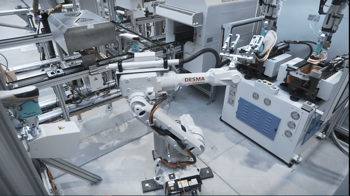 Robot pour l'assemblage du haut de la chaussure (la tige) et de la semelle  en automatique