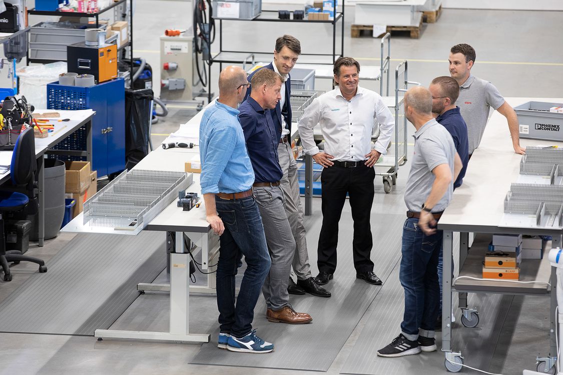 Christian Fischer, säljspecialist på Siemens, Daniel Bodewall, chef för affärsenheten Electrical Products på Siemens, Martin Lindstedt, försäljningschef på Siemens, Peter Henriksson, försäljningsingenjör på Siemens, Henrik Karlsson, marknads- och säljchef på Elpro, Jesper Ottoson, vd på Elpro, och Joel Hofgren, säljare på Elpro.