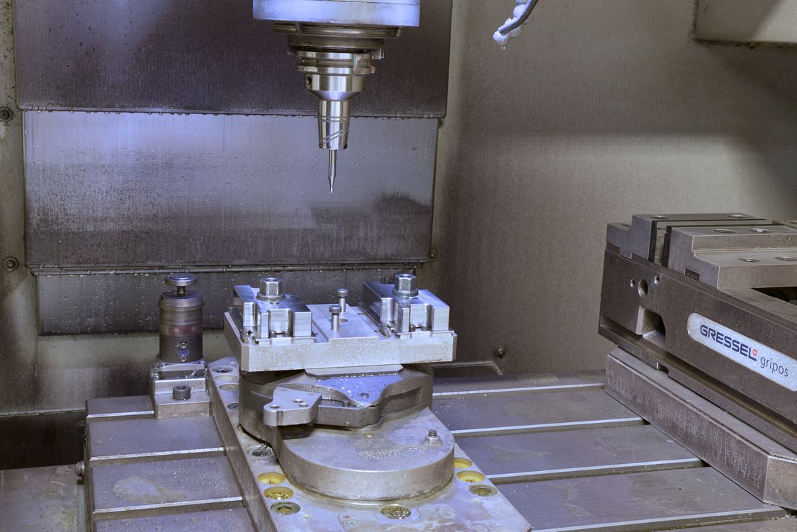 Picture of the working area of a milling center with clamped workpiece