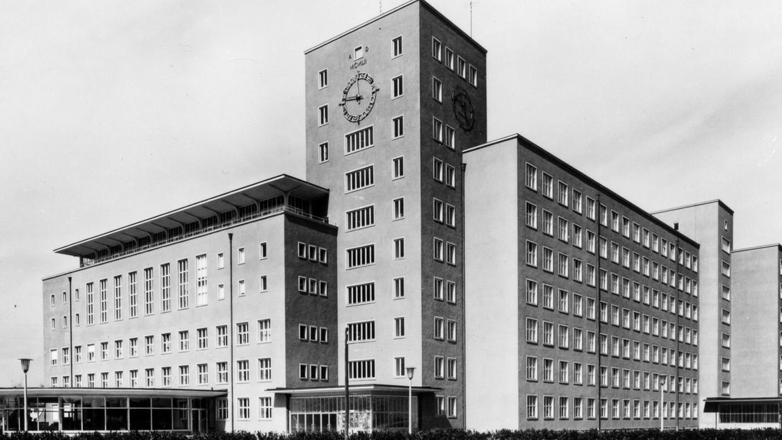 Anleihen an die Backsteinbauten der Siemensstadt – der „Himbeerpalast“, Erlangen 1957