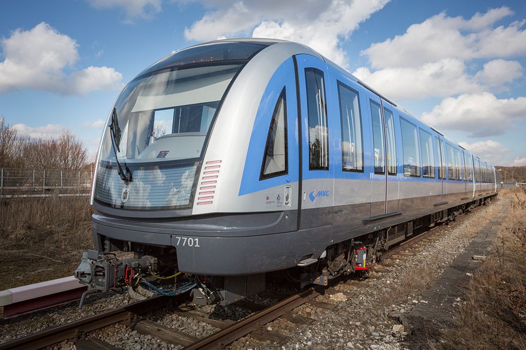 Public unveiling of first Munich C2 metro train