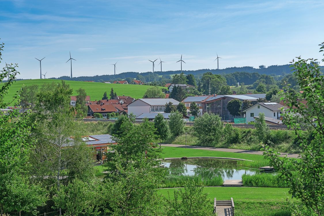 Wildpoldsried mit Windkraftanlagen und Solarpaneelen