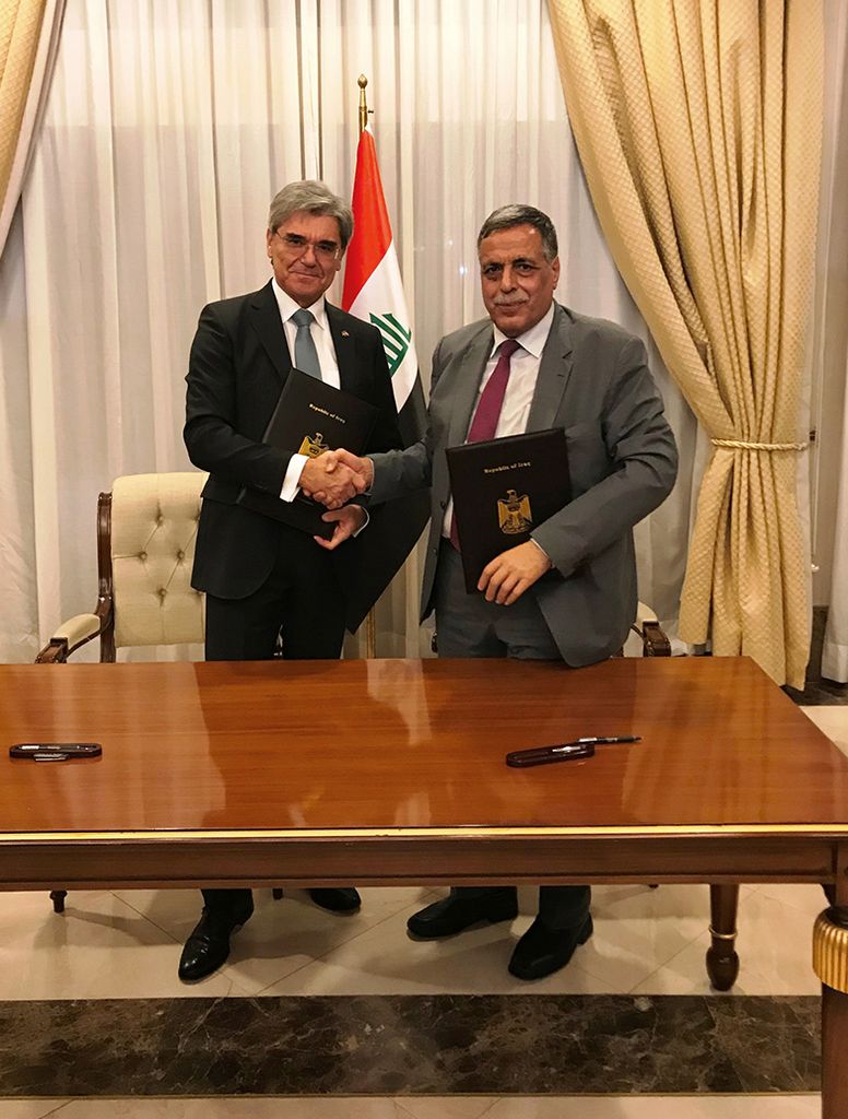Das Bild zeigt Joe Kaeser, Vorstandsvorsitzender der Siemens AG, und den irakischen Elektrizitätsminister Qasim Al-Fahdawi.