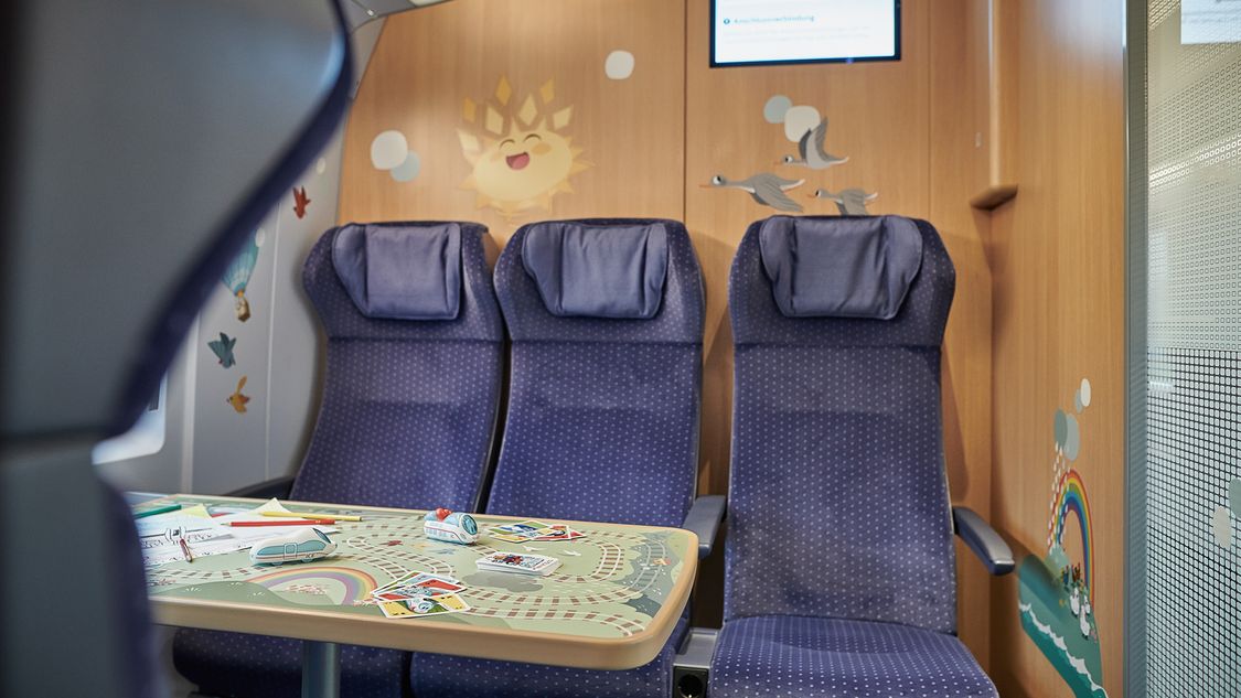 Eine Innenansicht des Velaro MS, auf der ein kindgerecht gestaltetes Abteil mit Spielmöglichkeiten zu sehen ist. 