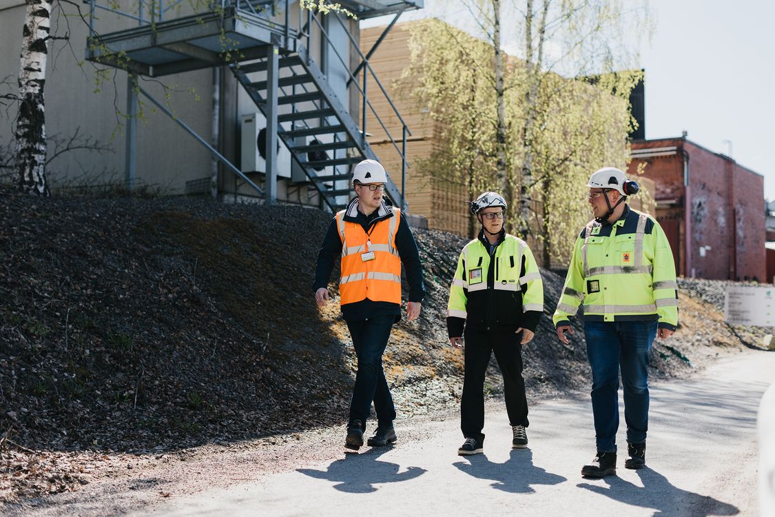 Teemu Solja, Jukka Pakarinen ja Antti Waajakoski kävelevät tehdasalueella.