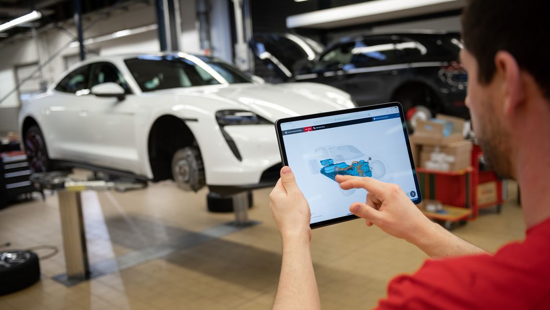 Hält der Servicemitarbeiter sein Tablet vor das Fahrzeug, werden ihm die animierten 3D-Daten des betreffenden Fahrzeugteils eingeblendet