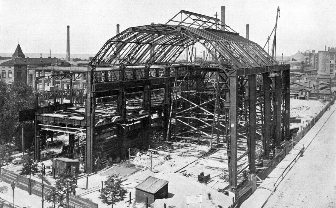Der seinerzeit größte Eisenbau Berlins nimmt Gestalt an – Errichtung der Turbinenhalle an der Hutten-, Ecke Berlichingenstraße, Mai 1909