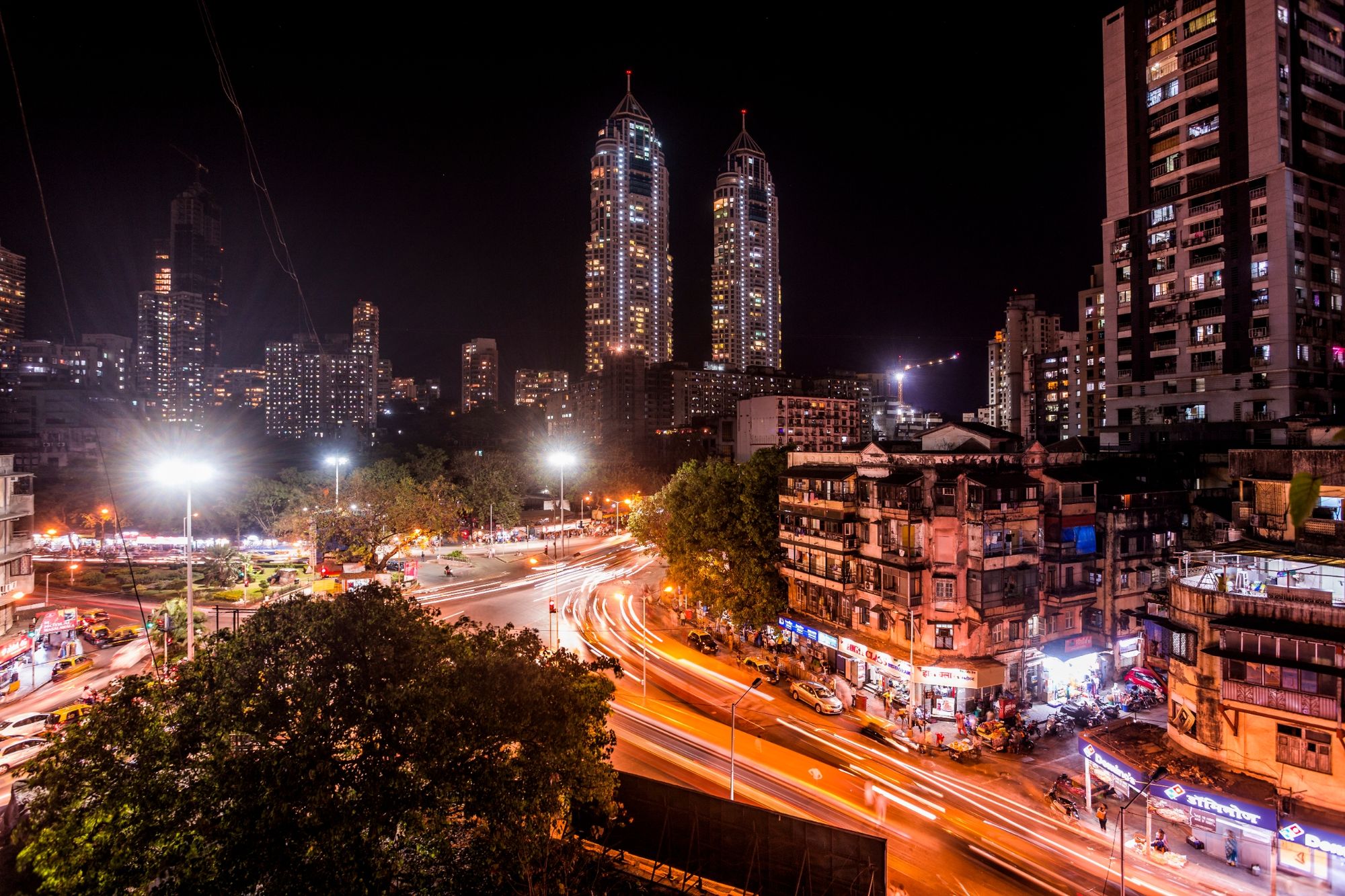 Mumbai. Ночной Мумбаи. Ламингтон роуд Мумбаи. Мумбаи ночью. Куала Лумпур трущобы.