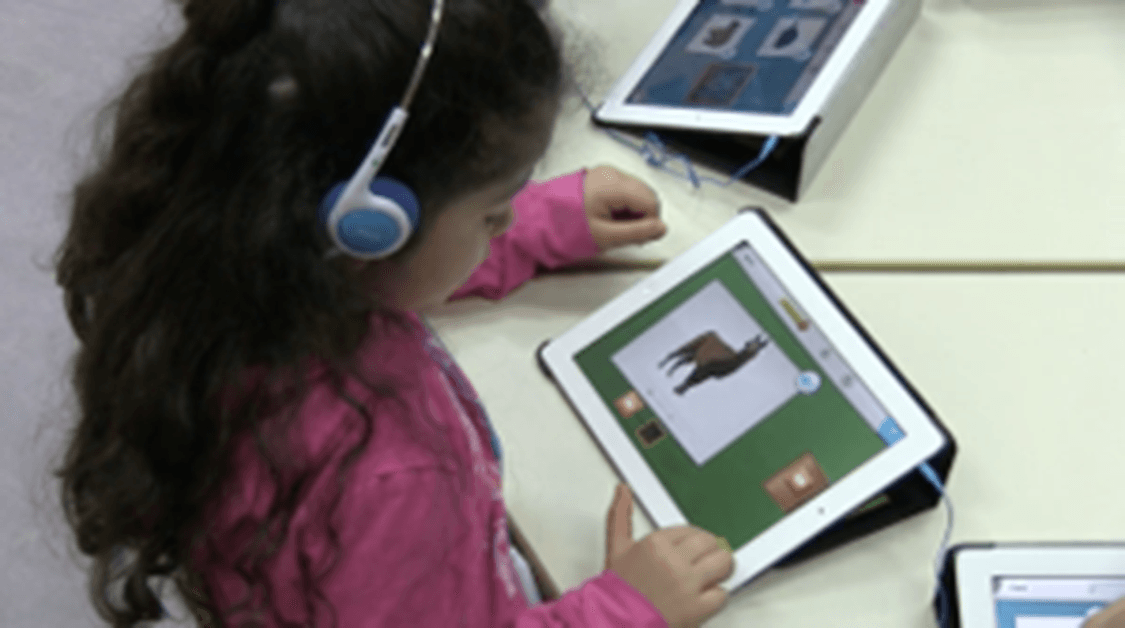 Un enfant en train de suivre un programme éducatif sur une tablette