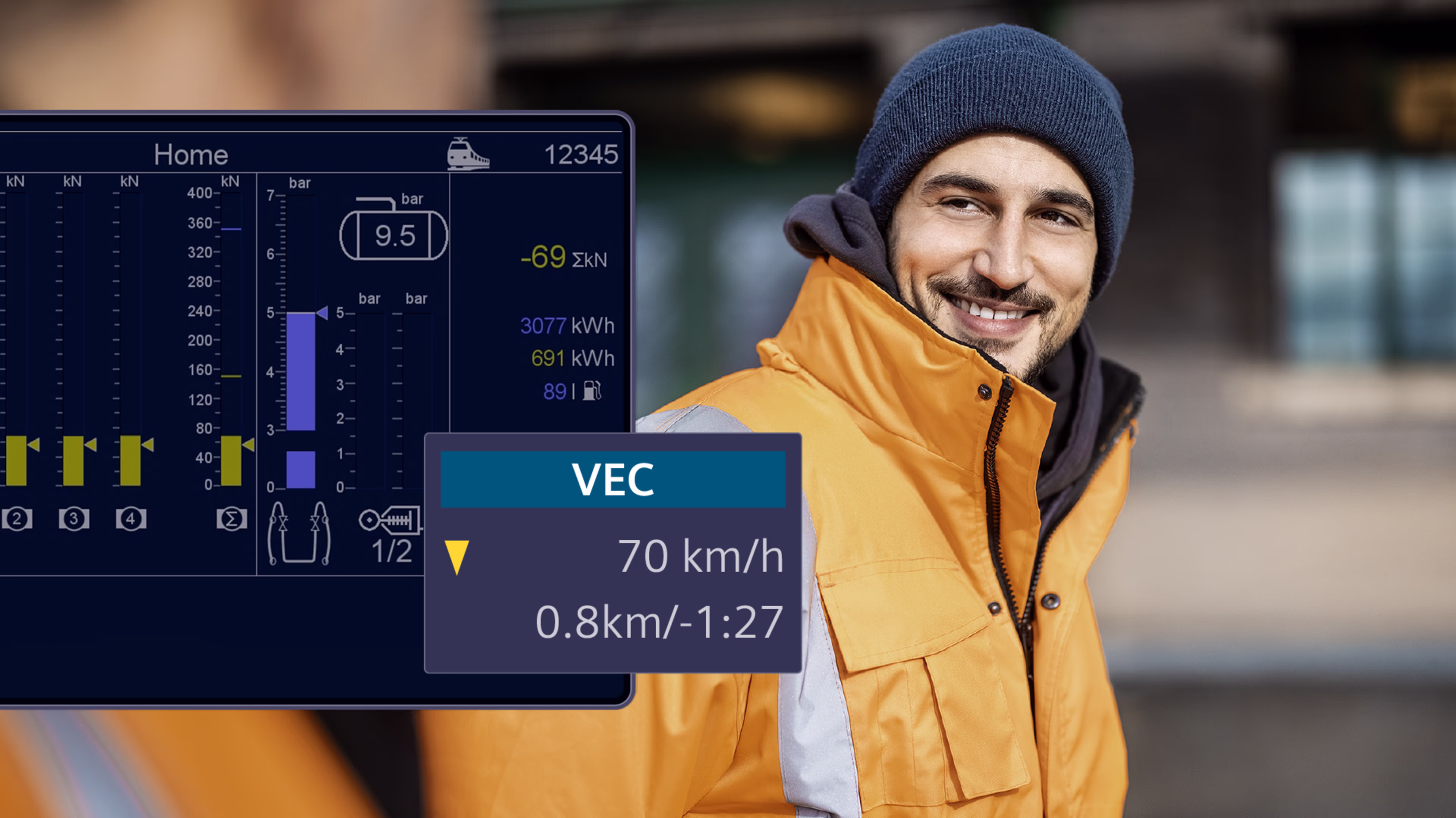 Ein Mann, der eine neonorange Jacke mit reflektierenden Streifen trägt, lächelt eine Person neben der Kamera an. Neben ihm sind Screenshots aus einer App zu sehen. Siemens Mobility Vectron X Product Bundle Energy Efficiency