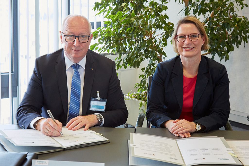 Edgar Eiser und Dr. Stefanie Huber gemeinsam bei der Vertragsunterschrift