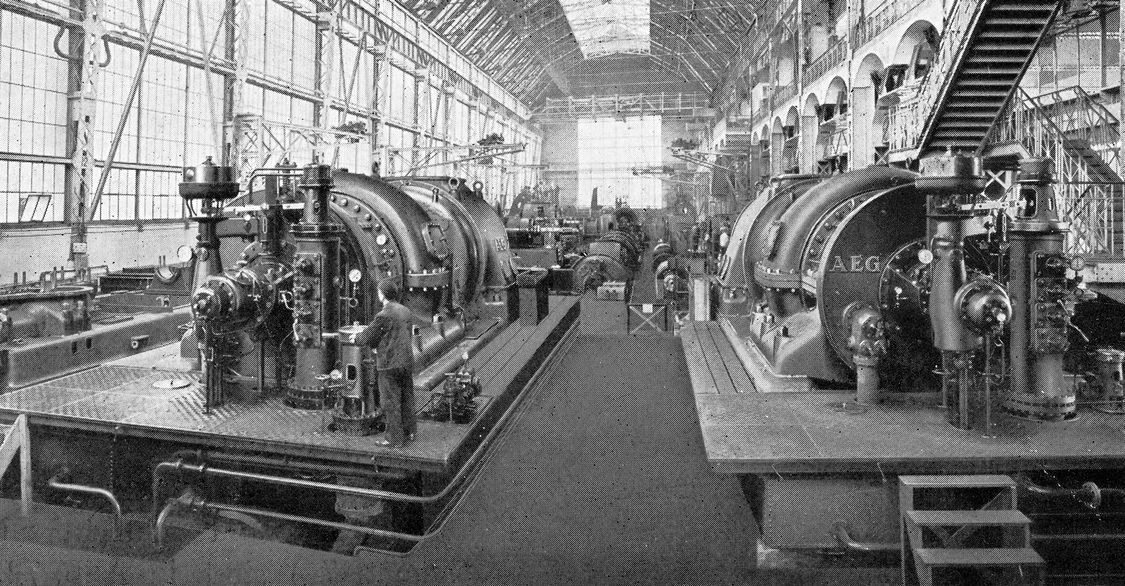 Lichtdurchfluteter Maschinensaal – Innenansicht der Montagehalle aus Blickrichtung Norden, Reproduktion einer Aufnahme von 1909/1910