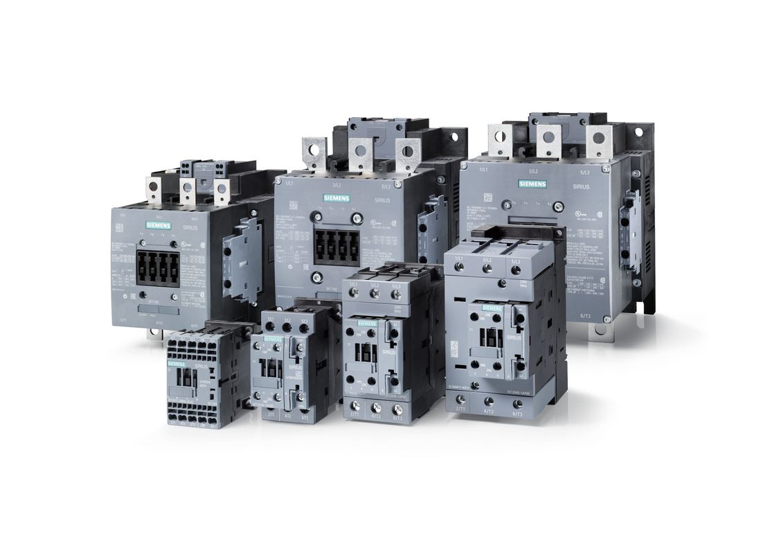 Quatre protecteurs/disjoncteurs de démarrage de moteur SIRIUS 3RV2 alignés selon la taille
