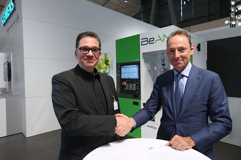 Von links: Uwe Ruttkamp, Leiter Machine Tool Systems bei Siemens Digital Industries und Vincent Gillet, CEO von BeAM.