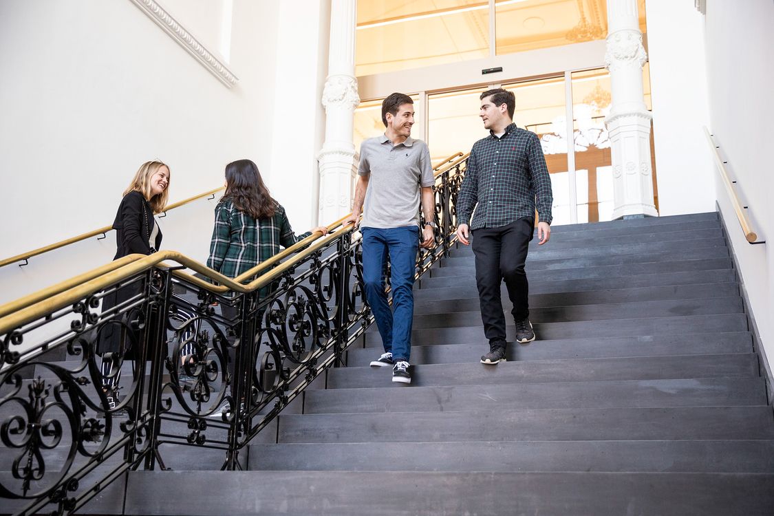 Royale entreehal met smeedijzeren traphek beursgebouw Leeuwarden
