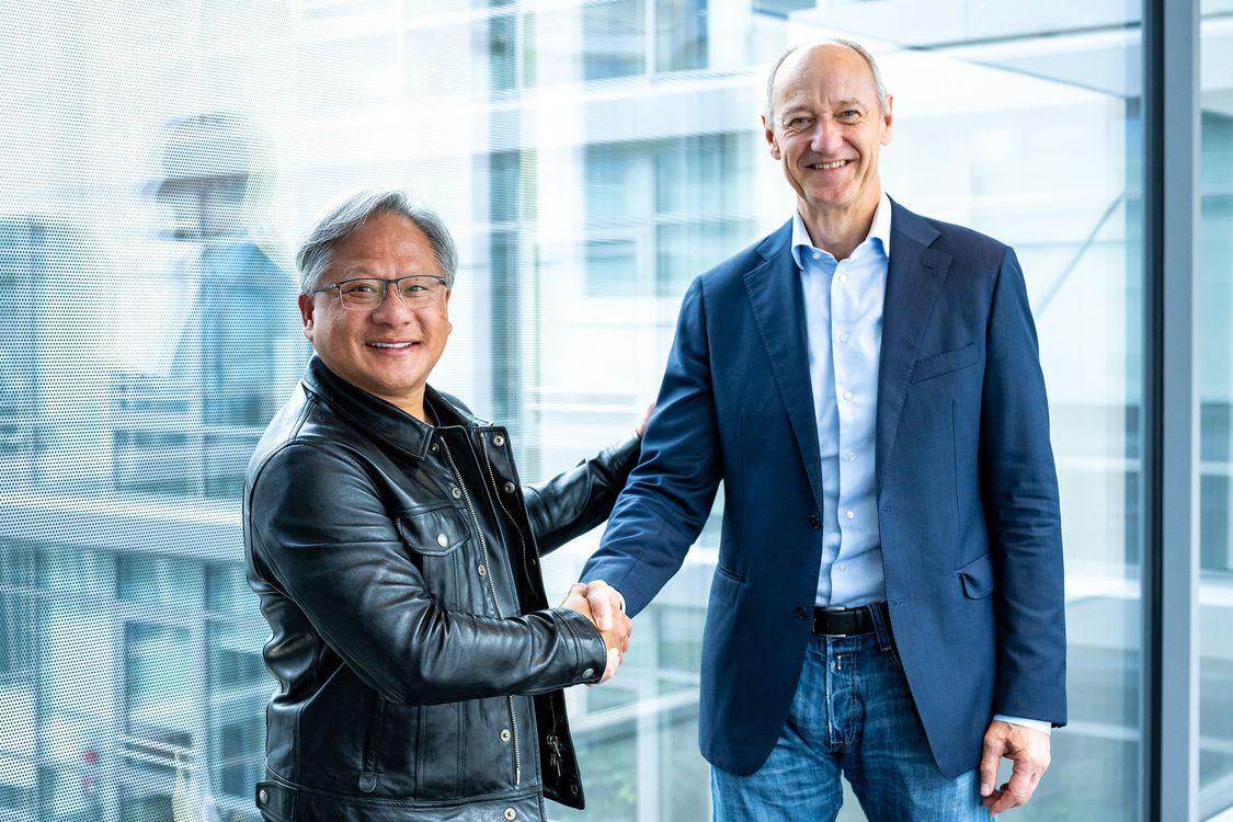 Roland Busch (r.), CEO of Siemens AG and Jensen Huang, founder and CEO of Nvidia at the launch event of the Siemens Xcelerator on June 29, 2022 in Munich.