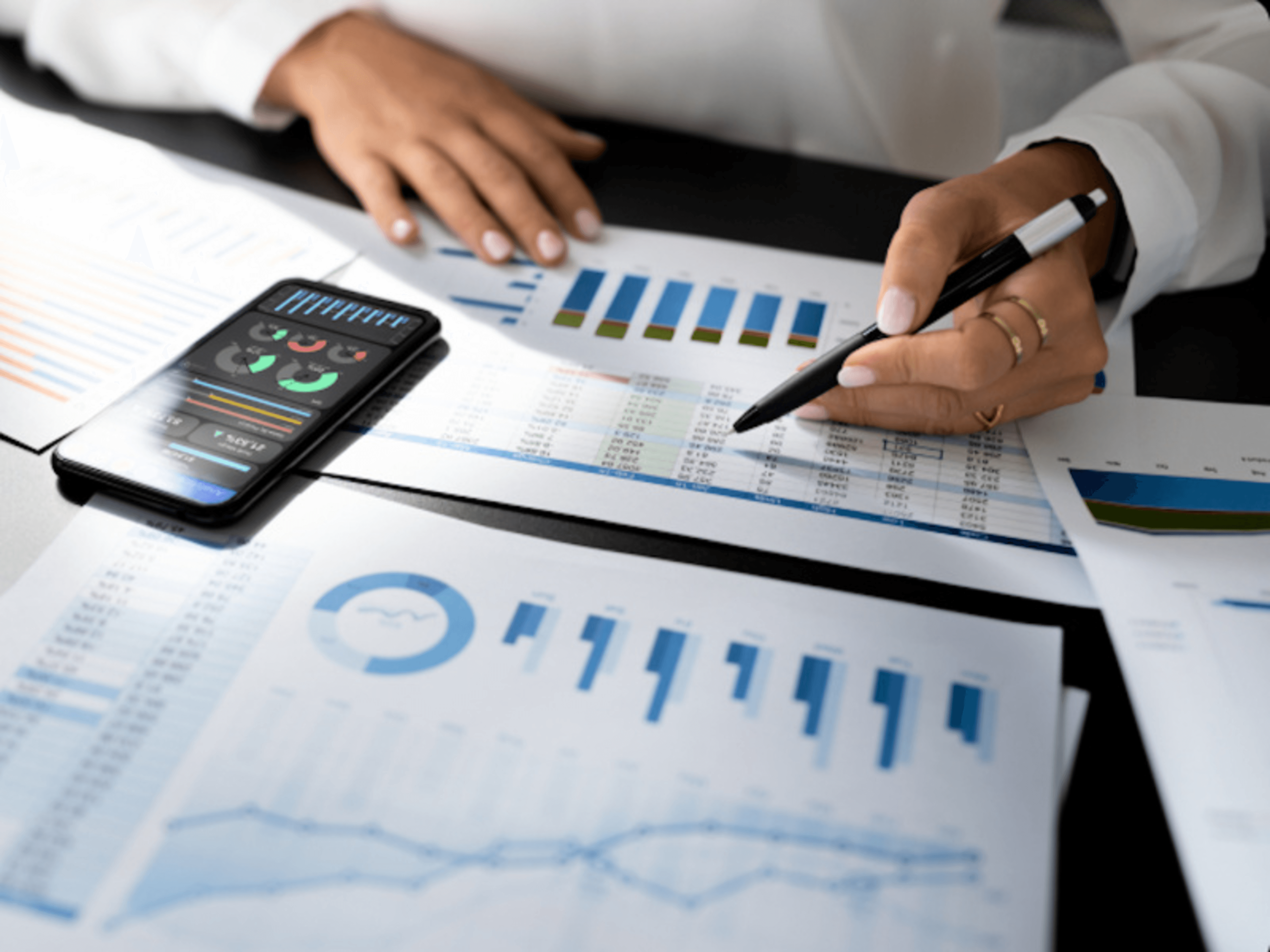 Persona que analiza tablas y gráficos financieros