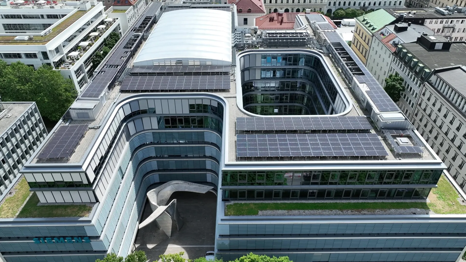 Napelemek a müncheni Siemens-központ épületének tetején. Forrás: Siemens