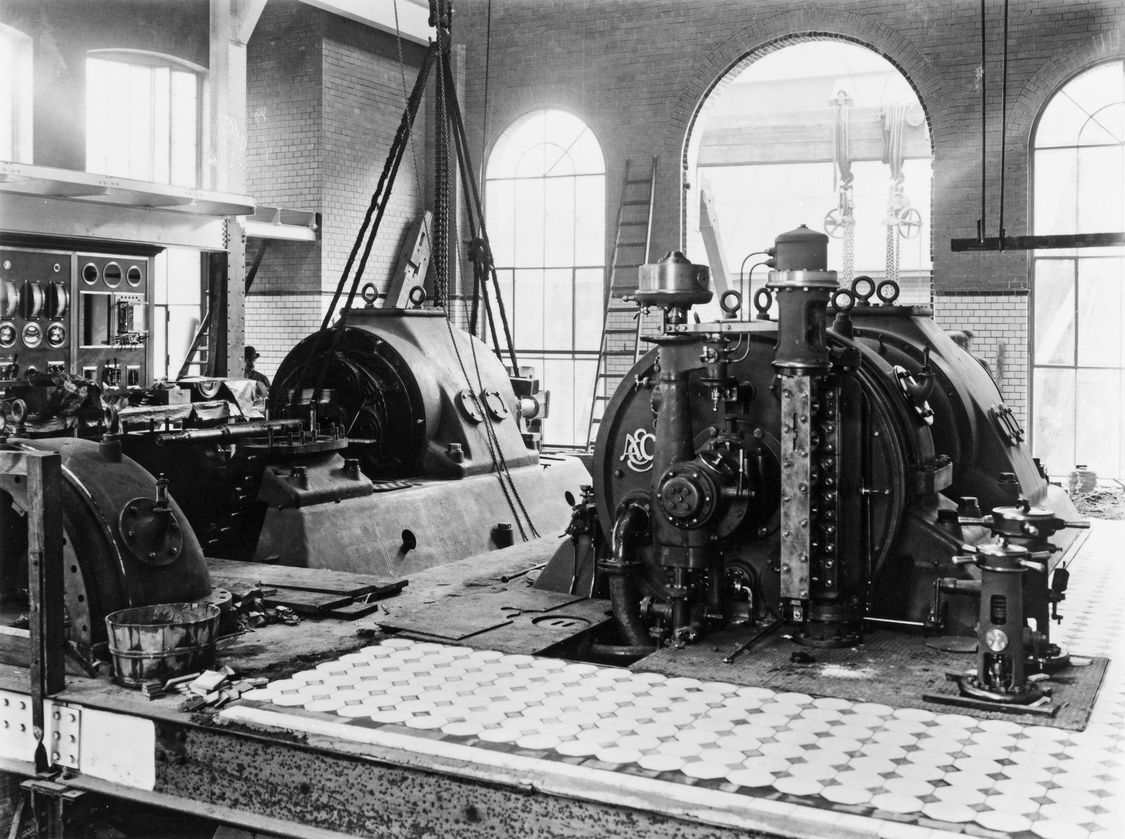 Won over by simplicity, clarity, and bright illumination – the power-plant machine room, 1908