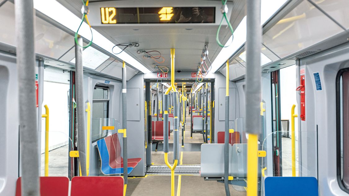 Das innere eines Wagons der Wiener U-Bahn.