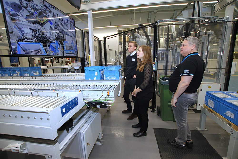 Filip Beijbom och Josephine Zetterman, då traineer på Siemens, studiebesöker SKF:s uppkopplade fabrik där Jan Ek är processutvecklare. Eftersom produktionen går dygnet runt har de nya flödena byggts upp steg för steg parallellt och allteftersom ersatt de gamla linjerna.