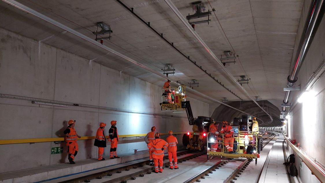 Arbeiter in Sicherheitskleidung in Tunnel bei Deckenarbeiten