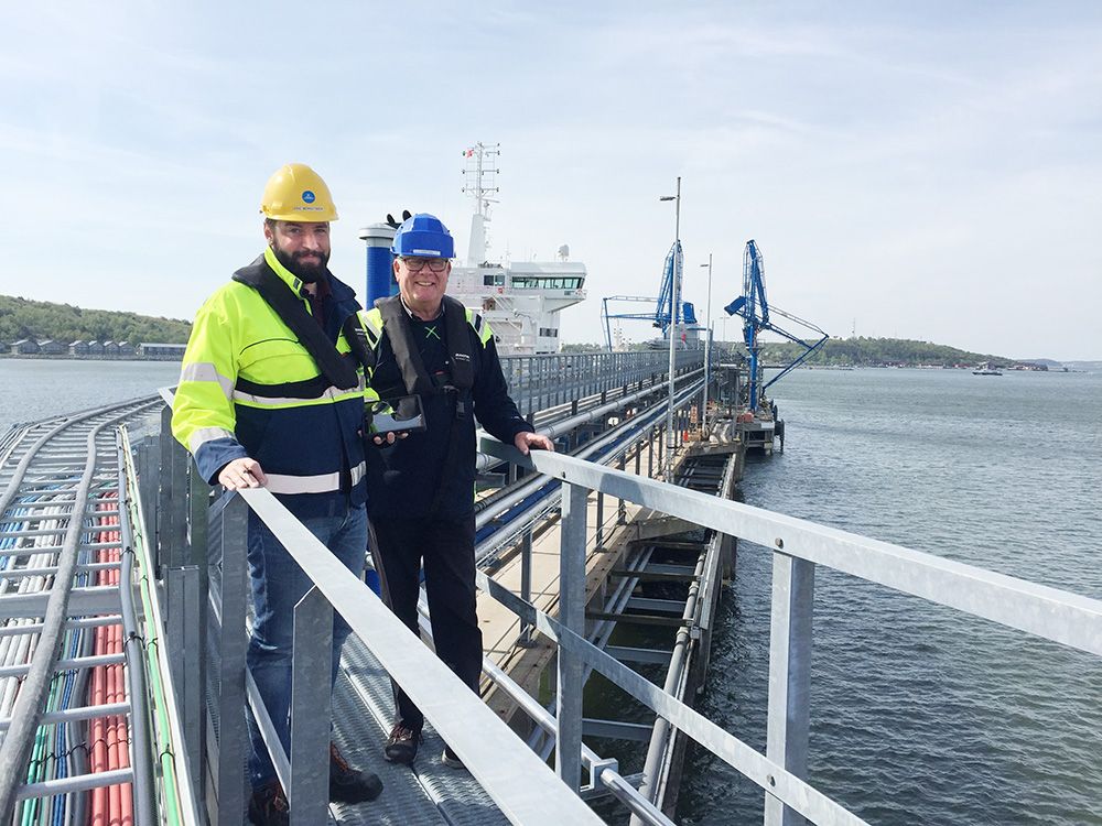 Eric Berndtsson, produktionsplanerare, och Thomas Andersson, projektledare, på en av Göteborgs Hamns produktionskajer, 510/511. Foto: Göteborgs Hamn