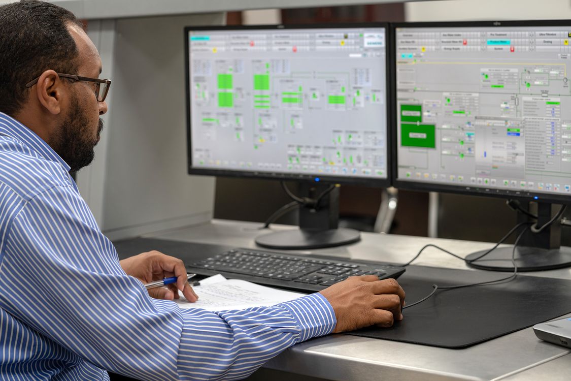 The Simatics PCS 7 process control systems help keep plant availability and efficiency high while supporting operators in their daily work