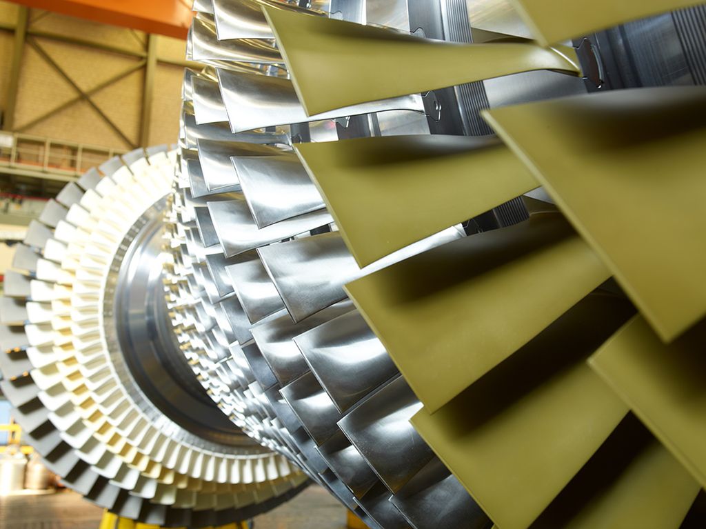 The picture shows a rotor of a Siemens SGT5-4000F gas turbine.