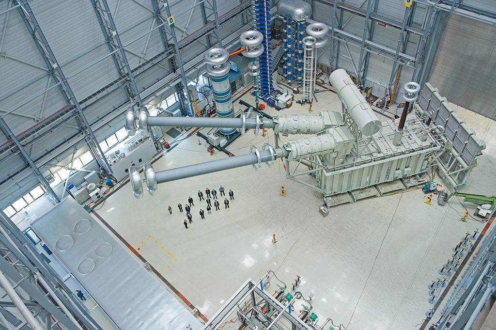 Das Bild zeigt den weltweit ersten ±1.100-kV-HGÜ-Transformator.
