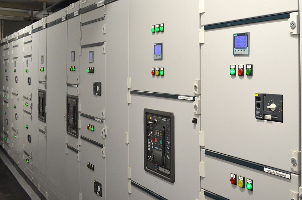 The picture shows the Sivacon S8 low-voltage switchgear panel.