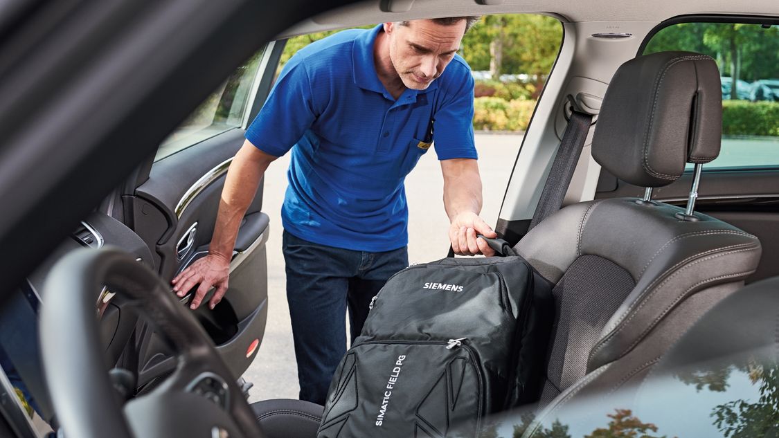 10:45 am – on the way for a mission: Let’s go: Thanks to the practical backpack the SIMATIC Field PG is perfectly prepared. Its size allows the transportation of several tools and connection cables, so that they are protected against a harsh environment.