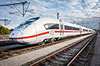 Ein Velaro MS von Siemens steht als ICE 3neo der Deutschen Bahn auf einem Bahngleis. 