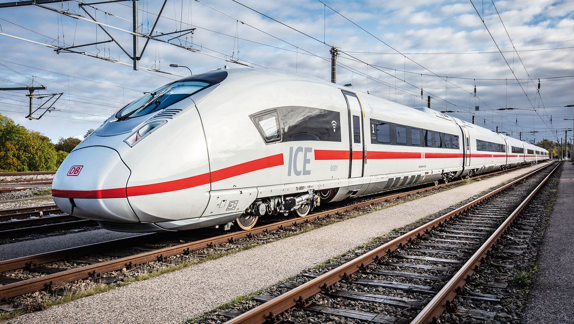 Ein Velaro MS von Siemens steht als ICE 3neo der Deutschen Bahn auf einem Bahngleis.